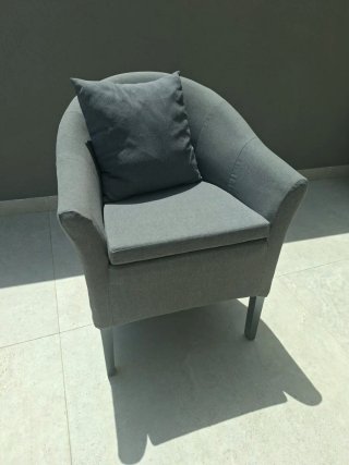 Sillón gris con cojín a juego
