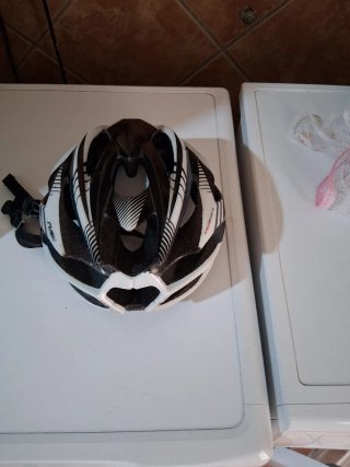 Casco de bici negro y blanco