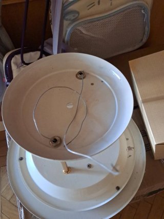 Lámpara de techo dorada y blanca