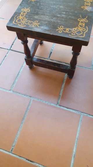 Conjunto de 2 taburetes antiguos de madera