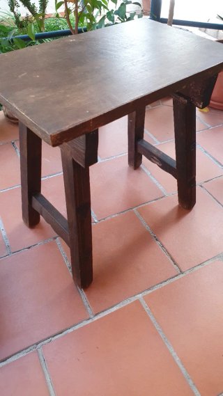 Conjunto de 2 taburetes antiguos de madera