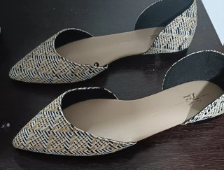 Zapatos planos SFERA beige y negros*SIN ESTRENAR*