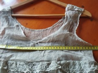 Vestido Zara gasa volantes encaje color piedra.
