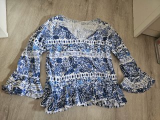 Blusa azul y blanca con estampado floral