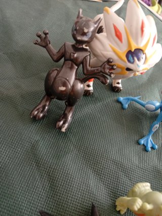 Lote Figuras Pokémon + caja metálica para cartas