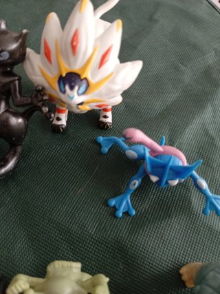 Lote Figuras Pokémon + caja metálica para cartas