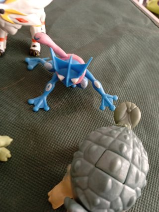 Lote Figuras Pokémon + caja metálica para cartas
