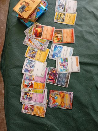 Lote Figuras Pokémon + caja metálica para cartas