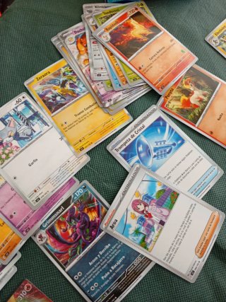 Lote Figuras Pokémon + caja metálica para cartas