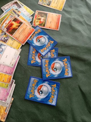 Lote Figuras Pokémon + caja metálica para cartas