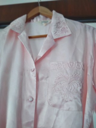 Bata de raso rosa o camisola