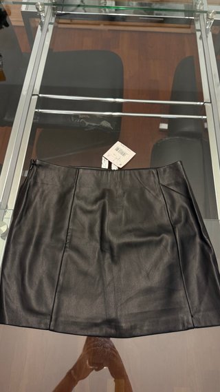 Falda corta cuero negra con anillas