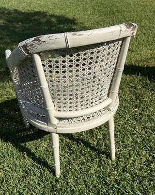 Poltrona bianca vintage in vimini e bambù