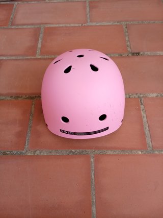 Casco rosa patinaje y ciclismo
