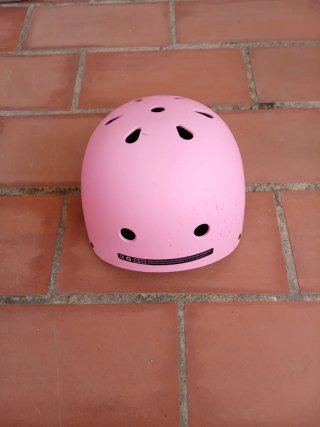 Casco rosa patinaje y ciclismo