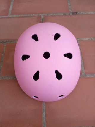 Casco rosa patinaje y ciclismo