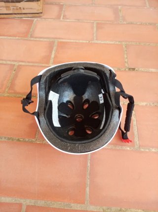 Casco rosa patinaje y ciclismo