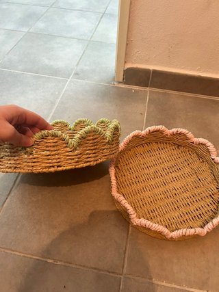 Cestas de mimbre decoradas (verde y rosa)