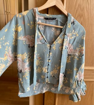 Blusa Zara XS con lazo y estampado