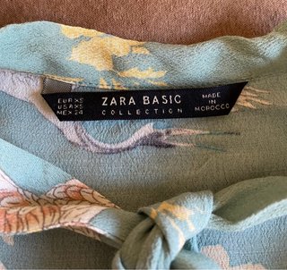 Blusa Zara XS con lazo y estampado