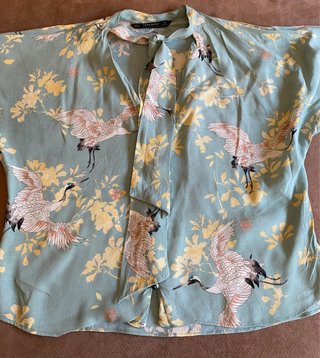 Blusa Zara XS con lazo y estampado
