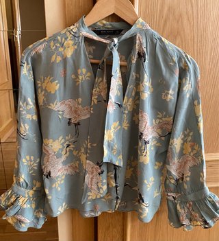 Blusa Zara XS con lazo y estampado