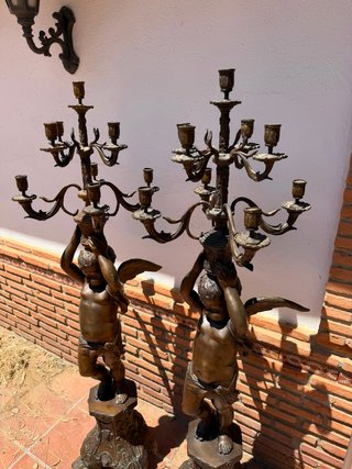 Fantástica pareja de candelabros de ángeles alados