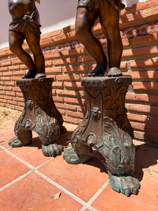Fantástica pareja de candelabros de ángeles alados