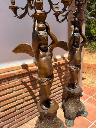 Fantástica pareja de candelabros de ángeles alados