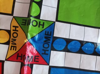 Juego de parchís, de suelo. Incompleto.