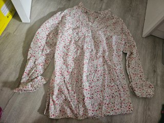 Camisa floral rosa y blanca