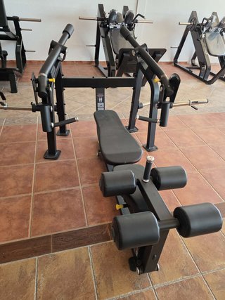 Máquina de gimnasio multiusos negra