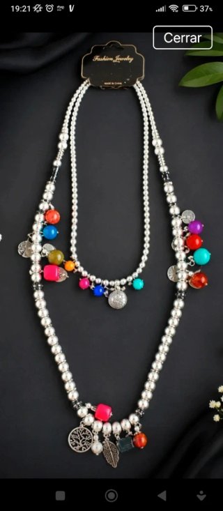 Collar llamativo multicolor y plateado