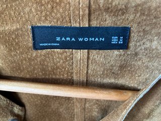 Chaqueta Zara Woman ante flecos
