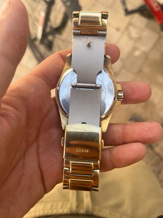 Reloj Guess Dorado NEGOSIABLE