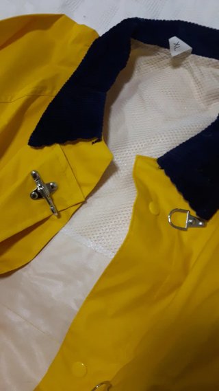 Chubasquero amarillo