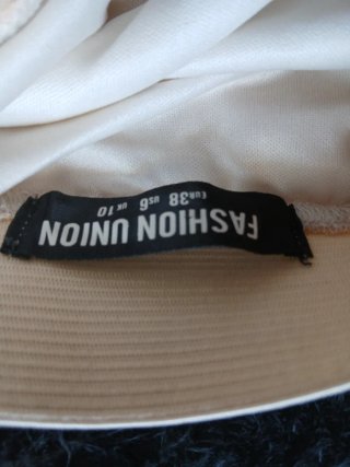 Falda tul beige y jersey negro pompón