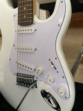 Guitarra Eléctrica Harley Benton + Amplificador