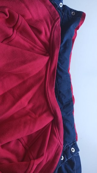 Chaqueta cortavientos niño azul y rojo