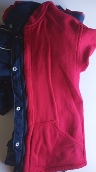 Chaqueta cortavientos niño azul y rojo