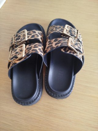 Sandalias Animal Print con Hebillas Doradas