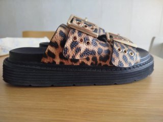 Sandalias Animal Print con Hebillas Doradas