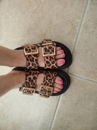 Sandalias Animal Print con Hebillas Doradas