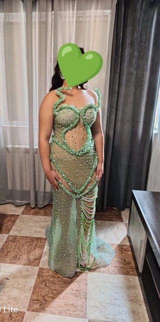 Vestido de fiesta verde y beige
