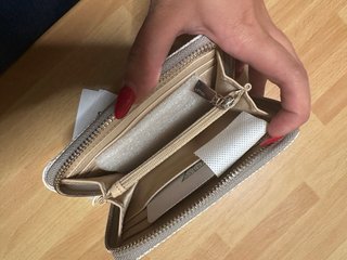 Portafoglio Guess nuovo beige/oro con cartellino