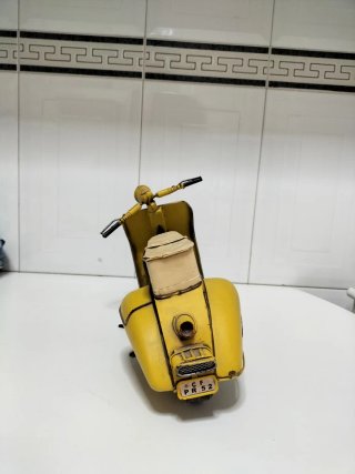 Figura Moto Vespa Amarilla