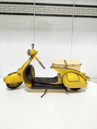 Figura Moto Vespa Amarilla