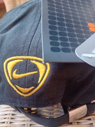 Gorra Nike Football Negra y Dorada