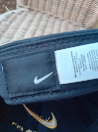 Gorra Nike Football Negra y Dorada