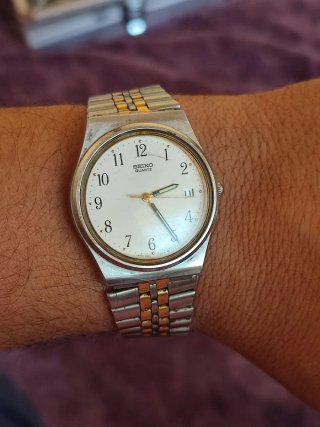 Reloj Seiko Quartz Dorado y Plateado